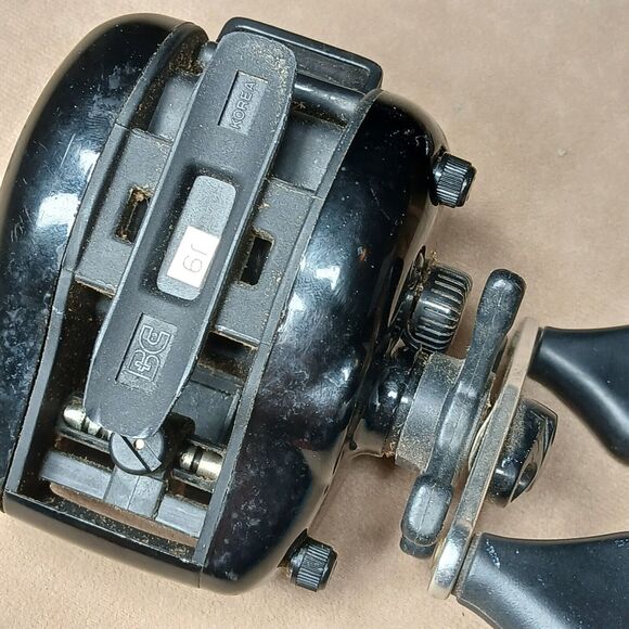 Lot Of (2) Fishing Reels Zebco Pro Staff Baitcast + Shakespeare Synergy Closed - Picture 11 of 11